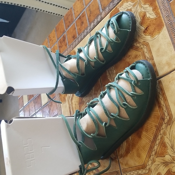 UNIQUE Rustic small batch sandals NIB - Picture 2 of 12